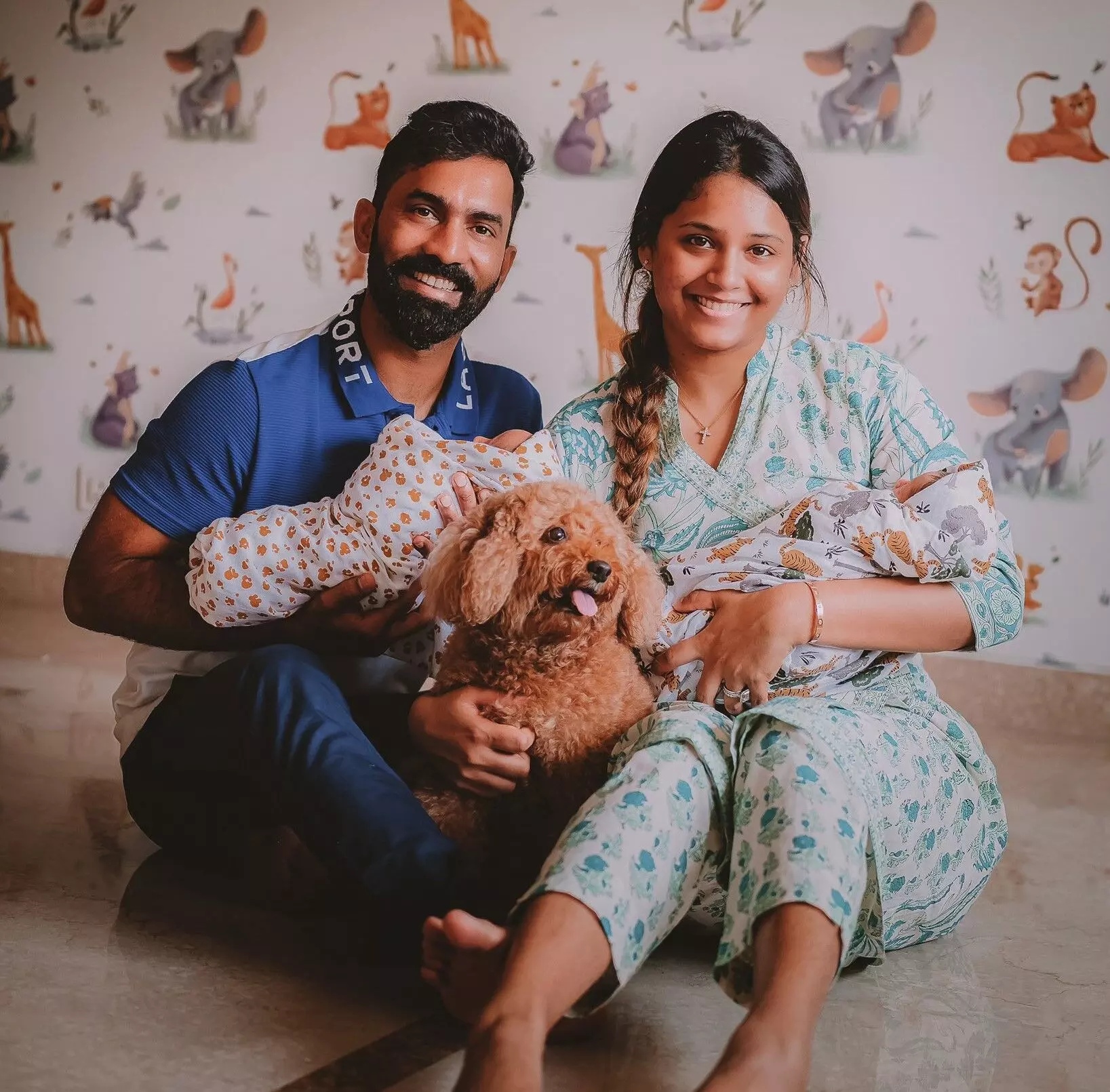 दिनेश कार्तिक और दीपिका पल्लीकल अपने बच्चों के साथ दिनेश कार्तिक और दीपिका पल्लीकल अपने बच्चों के साथ