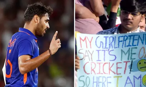 भारत और इंग्लैंड के बीच पहले टी20 में फैन ने दी अपनी गर्लफ्रेंड की कुर्बानी, खिलाड़ी देखकर हुए हैरान भारत और इंग्लैंड के बीच पहले टी20 में फैन ने दी अपनी गर्लफ्रेंड की कुर्बानी, खिलाड़ी देखकर हुए हैरान