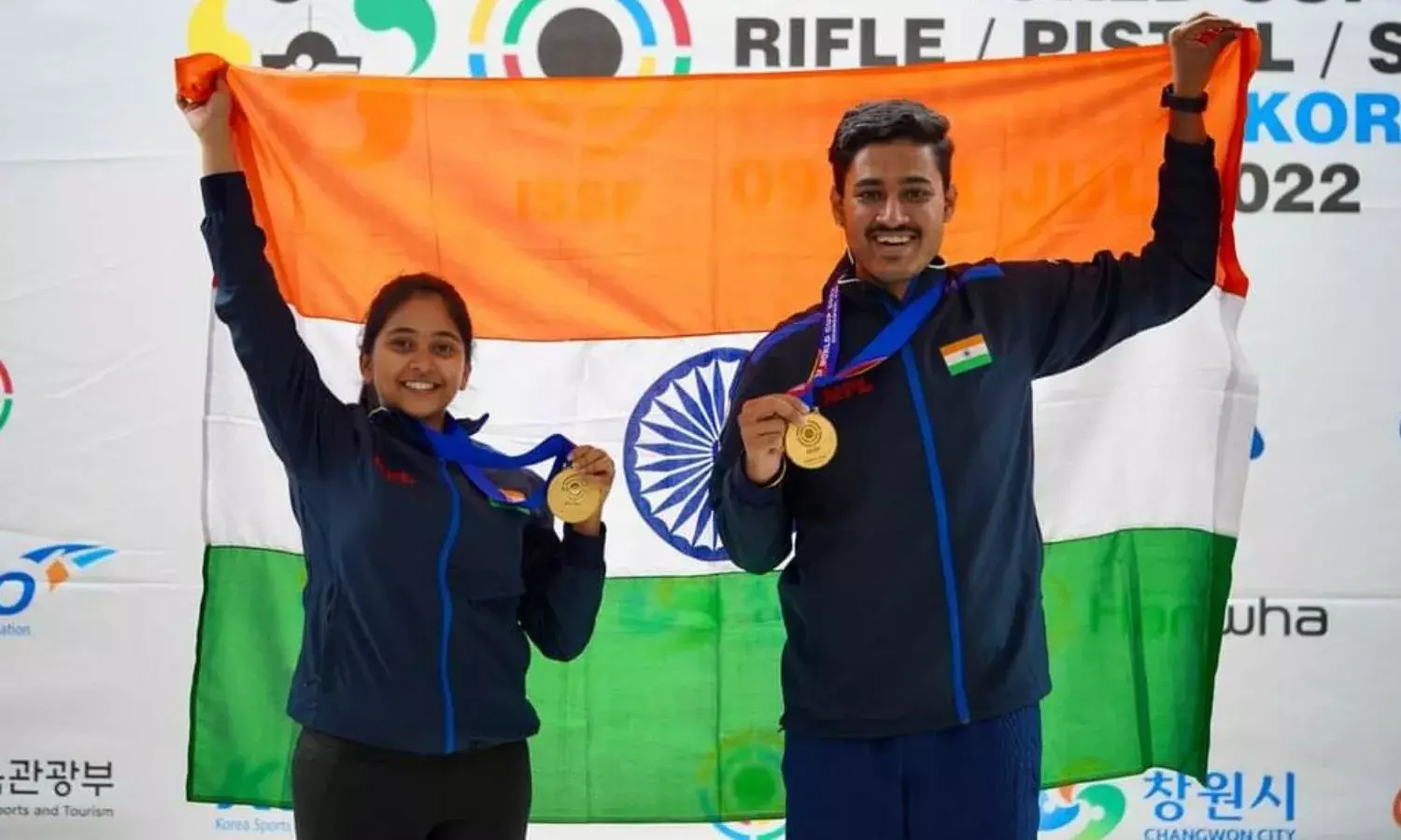 निशानेबाजी विश्व कप में बुधवार को भारतीय निशानेबाजों ने जीते दो पदक, 10 मीटर एयर पिस्टल में स्वर्ण और कांस्य पर लगाया निशाना mehuli ghosh and tushar sahu mane