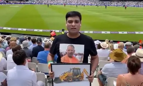 भारत और इंग्लैंड के मैच में नजर आया सीएम योगी का फैन, सोशल मीडिया पर शेयर की फोटो भारत और इंग्लैंड के मैच में नजर आया सीएम योगी का फैन, सोशल मीडिया पर शेयर की फोटो