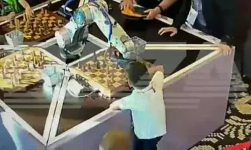 शतरंज में रोबोट ने तोड़ दी 7 साल के बच्चे की उंगली, बच्चा हुआ बुरी तरह घायल