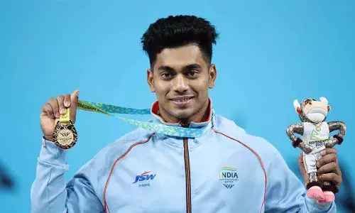 स्वर्ण पदक विजेता अंचिता शेउली की मां अपनी अधफटी साड़ी में लपेटकर रखती है बेटे की सारी उपलब्धियां स्वर्ण पदक विजेता अंचिता शेउली की मां अपनी अधफटी साड़ी में लपेटकर रखती है बेटे की सारी उपलब्धियां