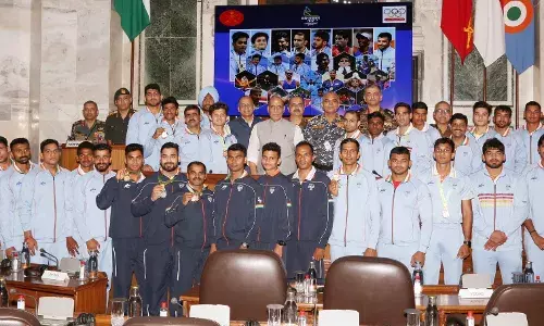 राष्ट्रमंडल खेलों में भाग लेने वाले सशस्त्र बलों के खिलाड़ियों से मिले रक्षा मंत्री राजनाथ सिंह