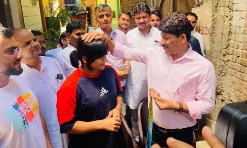 दिल्ली सरकार की बेरुखी दिखाने पर सांसद मनोज वितारी ने दिया दिव्या काकरान को 5 लाख का ईनाम दिल्ली सरकार की बेरुखी दिखाने पर सांसद मनोज वितारी ने दिया दिव्या काकरान को 5 लाख का ईनाम