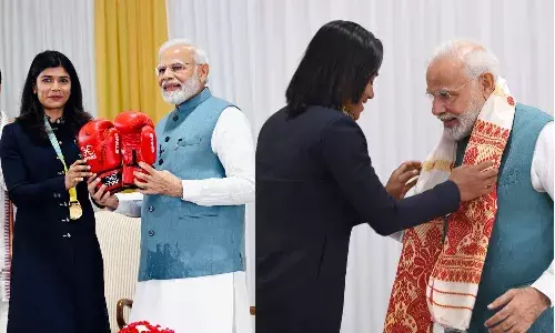 भारतीय एथलीट्स ने पीएम मोदी को दिए तोहफे, निकहत ने अपने बॉक्सिंग ग्लव्स तो हिमा दास ने भेंट किया पारंपरिक गमछा
