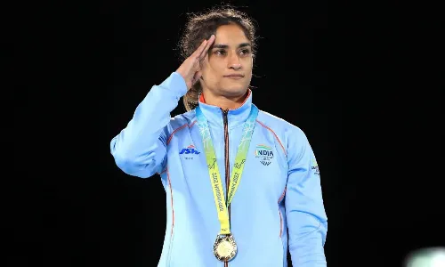 कुश्ती छोड़ने का मन बना चुकी विनेश को पीएम मोदी ने दिया हौसला, जिसके बाद राष्ट्रमंडल खेलों में हासिल किया स्वर्ण कुश्ती छोड़ने का मन बना चुकी विनेश को पीएम मोदी ने दिया हौसला, जिसके बाद राष्ट्रमंडल खेलों में हासिल किया स्वर्ण