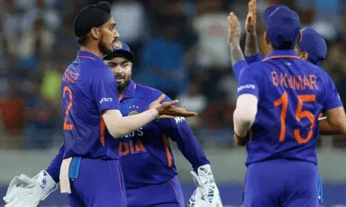 Asia Cup 2022: हॉन्ग कॉन्ग को 40 रनों से हराकर सुपर-4 में पहुंची भारतीय टीम, सूर्यकुमार रहे पूरे मैच के हीरो Asia Cup 2022: हॉन्ग कॉन्ग को 40 रनों से हराकर सुपर-4 में पहुंची भारतीय टीम, सूर्यकुमार रहे पूरे मैच के हीरो