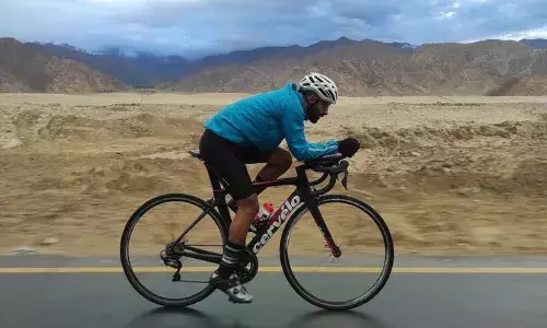 साइकिल चालक आदिल तेली ने लेह-मनाली के बीच विश्व रिकॉर्ड को तोड़ा साइकिल चालक आदिल तेली ने लेह-मनाली के बीच विश्व रिकॉर्ड को तोड़ा