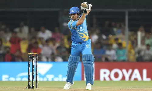 मास्टर ब्लास्टर ने एमपी के मुख्य क्यूरेटर को खास गेंद के बदले तोहफे में दिए टीशर्ट और जूते