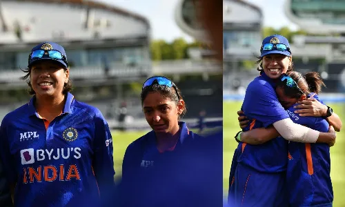 झूलन गोस्वामी के विदाई मैच में खुद के आसूं नहीं रोक पाई कप्तान हरमनप्रीत, गले लगकर रोईं