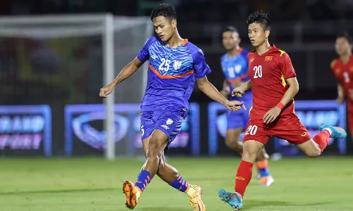 अंतरराष्ट्रीय फुटबॉल मैत्री मैच में वियतनाम से 0-3 से हारा भारत अंतरराष्ट्रीय फुटबॉल मैत्री मैच में वियतनाम से 0-3 से हारा भारत