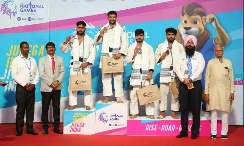 National Games 2022: दिल्ली के मोहित सहरावत ने कंधे में चोट लगने के बावजूद जूडो के 81 किग्रा वर्ग में जीता स्वर्ण पदक National Games 2022: दिल्ली के मोहित सहरावत ने कंधे में चोट लगने के बावजूद जूडो के 81 किग्रा वर्ग में जीता स्वर्ण पदक
