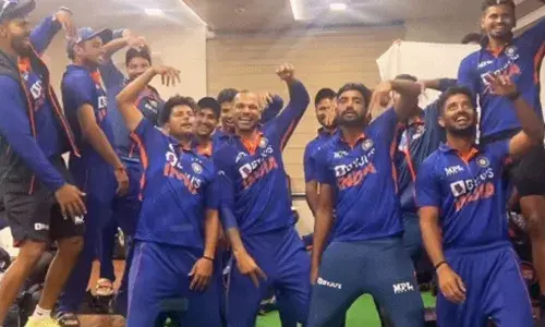 Watch Video: सीरीज जीतने पर धवन ने टीम के साथ मनाया बोलो तारा रा रा गाने पर जश्न Watch Video: सीरीज जीतने पर धवन ने टीम के साथ मनाया बोलो तारा रा रा गाने पर जश्न