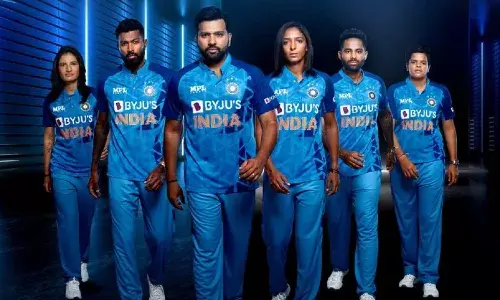 महिला और पुरूष क्रिकेटरों को अब समान मैच फीस देगा बीसीसीआई महिला और पुरूष क्रिकेटरों को अब समान मैच फीस देगा बीसीसीआई