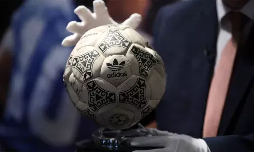 माराडोना की हैंड ऑफ गॉड विश्व कप की गेंद 24 लाख डॉलर में नीलाम माराडोना की हैंड ऑफ गॉड विश्व कप की गेंद 24 लाख डॉलर में नीलाम