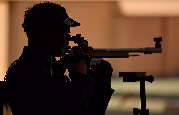 निशानेबाज को राइफल के साथ विमान में चढ़ने से रोका