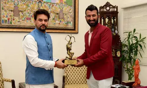 लंबे इंतजार के बाद चेतेश्वर पुजारा को अर्जुन पुरस्कार से किया गया सम्मानित लंबे इंतजार के बाद चेतेश्वर पुजारा को अर्जुन पुरस्कार से किया गया सम्मानित