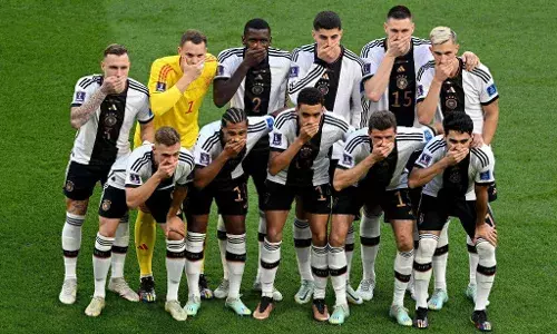 FIFA World Cup: मैच के दौरान जर्मन खिलाड़ियों ने मुंह ढककर खिचाई फोटो, जानें वजह