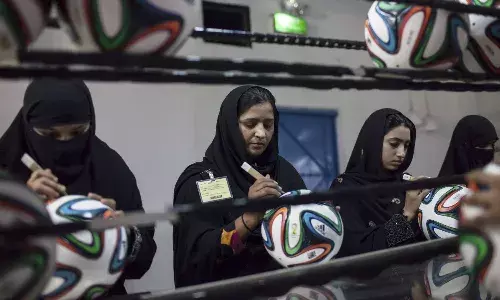 जानें कहां और कैसे बनाई जाती है फीफा विश्व कप में इस्तेमाल की जाने वाली फुटबॉल