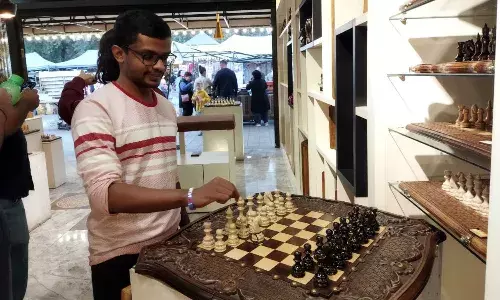 मैच के दौरान भारतीय ग्रैंडमास्टर नारायणन रहे नंगे पैर, जानें वजह मैच के दौरान भारतीय ग्रैंडमास्टर नारायणन रहे नंगे पैर, जानें वजह