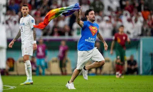 FIFA World Cup: फैन ने कतर के नियमों से लिया पंगा, मैदान में झंडा फहराकर किया LGBTQ का समर्थन