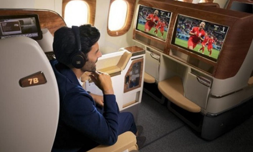 FIFA World Cup: हवाई जहाज में बैठकर लोगों ने उठाया मैच का लुफ्त, वायरल हुआ वीडियो