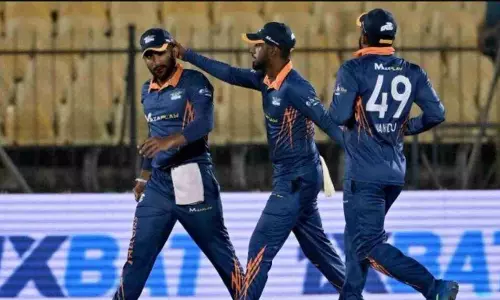एलपीएल के मैच में कैच लेने के चक्कर में चमिका करुणारत्ने के टूटे दांत, खून से लथपथ हुआ मुंह एलपीएल के मैच में कैच लेने के चक्कर में चमिका करुणारत्ने के टूटे दांत, खून से लथपथ हुआ मुंह
