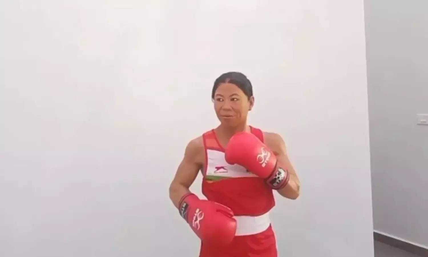 मुक्केबाज मैरी कॉम की बेडौल प्रतिमा पर भड़के उनके पति