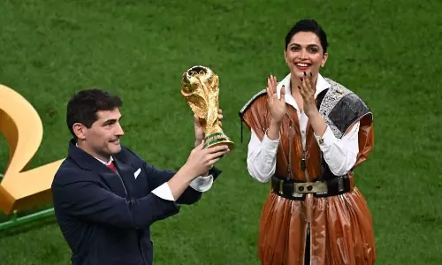 FIFA World Cup: दीपिका पादुकोण ने फाइनल से पहले किया ट्रॉफी का अनावरण- Watch Video