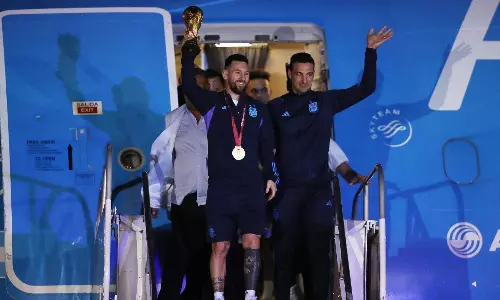 Watch Video: जीत के बाद वापस लौटी अर्जेंटीना की टीम का हवाई अड्डे पर लोगों ने किया जोरदार स्वागत Watch Video: जीत के बाद वापस लौटी अर्जेंटीना की टीम का हवाई अड्डे पर लोगों ने किया जोरदार स्वागत