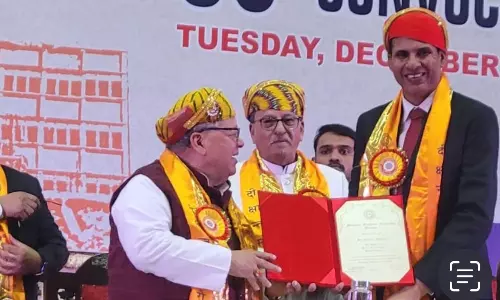 पैरा-ओलंपिक स्वर्ण पदक विजेता देवेंद्र झाझरिया को डी-लिट् की उपाधि से किया गया सम्मानित पैरा-ओलंपिक स्वर्ण पदक विजेता देवेंद्र झाझरिया को डी-लिट् की उपाधि से किया गया सम्मानित