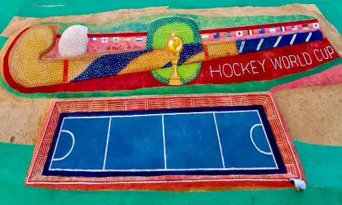 Hockey World Cup: मशहूर सैंड आर्टिस्ट सुदर्शन पटनायक ने रेत से बनाई दुनिया की सबसे बड़ी हॉकी स्टिक Hockey World Cup: मशहूर सैंड आर्टिस्ट सुदर्शन पटनायक ने रेत से बनाई दुनिया की सबसे बड़ी हॉकी स्टिक