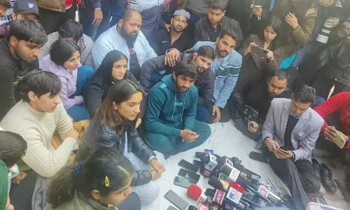 विनेश फोगाट ने कुश्ती संघ के अध्यक्ष पर लगाए यौन शोषण के आरोप - Live Updates विनेश फोगाट ने कुश्ती संघ के अध्यक्ष पर लगाए यौन शोषण के आरोप - Live Updates