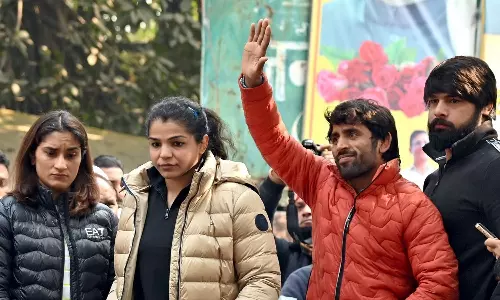 Wrestlers Protest: नए संघ की मांग पर अड़े भारतीय पहलवान, बेनतीजा रही खेलमंत्री के साथ बैठक Wrestlers Protest: नए संघ की मांग पर अड़े भारतीय पहलवान, बेनतीजा रही खेलमंत्री के साथ बैठक