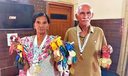 युवाओं के लिए प्रेणास्त्रोत बने बुजुर्ग दंपति, मास्टर्स एथलेटिक्स में 5 पदक जीतकर किया सबको हैरान