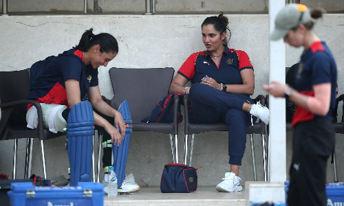 WPL: सानिया मिर्जा ने आरसीबी की खिलाड़ियों को सिखाए मानसिक तनाव से लड़ने के गुण, शेयर किया वीडियो