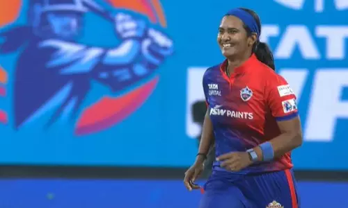 Watch Video - हवा में छलांग लगाकर राधा यादव ने लपका WPL का सबसे शानदार कैच