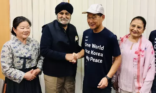 विश्व शांति के लिए 11000 किमी मैराथन दौड़ रहे म्यूंग-कू ने भारत में किया प्रवेश