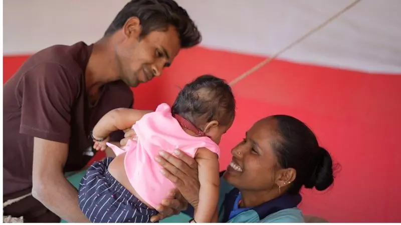 ललिता पति प्रवीण और बच्चे के साथ ललिता पति प्रवीण और बच्चे के साथ