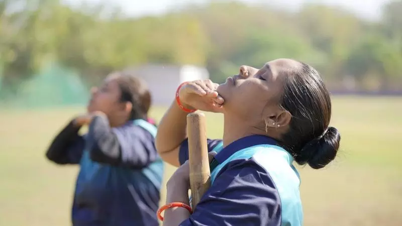 साथी खिलाड़ी के साथ प्रैक्टिस करती ललिता साथी खिलाड़ी के साथ प्रैक्टिस करती ललिता