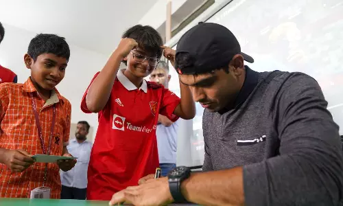 नीरज चोपड़ा को अचानक सामने देख भावुक हुए स्कूली बच्चें, क्लास रूम में पढ़ रहे थे उनकी जीवनी