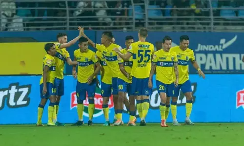 केरला ब्लास्टर्स को बीच मैच में मैदान छोड़ना पड़ा भारी, एआईएफएफ ने लगाया 4 करोड़ का जुर्माना केरला ब्लास्टर्स को बीच मैच में मैदान छोड़ना पड़ा भारी, एआईएफएफ ने लगाया 4 करोड़ का जुर्माना