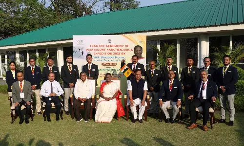 राष्ट्रपति द्रौपदी मुर्मू ने असम पर्वतारोहण संघ के कंचनजंघा अभियान को झंडा दिखाकर रवाना किया