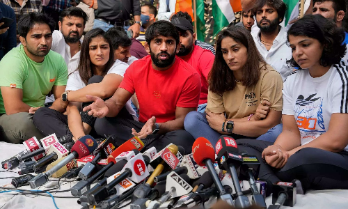 Wrestlers Protest: डब्ल्यूएफआई के खिलाफ प्रदर्शन कर रहे पहलवानों ने कहा - हमारे साथ राजनीति हुई Wrestlers Protest: डब्ल्यूएफआई के खिलाफ प्रदर्शन कर रहे पहलवानों ने कहा - हमारे साथ राजनीति हुई