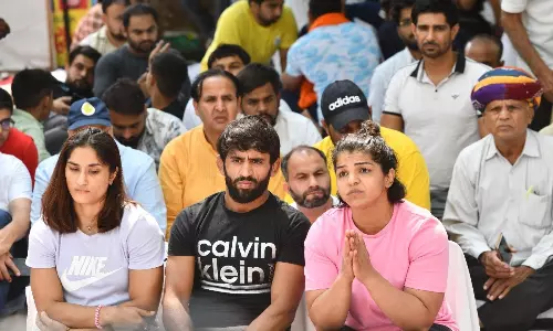 Wrestlers Protest: सात महिला पहलवानों की याचिका पर सुप्रीम कोर्ट ने दिल्ली सरकार को भेजा नोटिस Wrestlers Protest: सात महिला पहलवानों की याचिका पर सुप्रीम कोर्ट ने दिल्ली सरकार को भेजा नोटिस