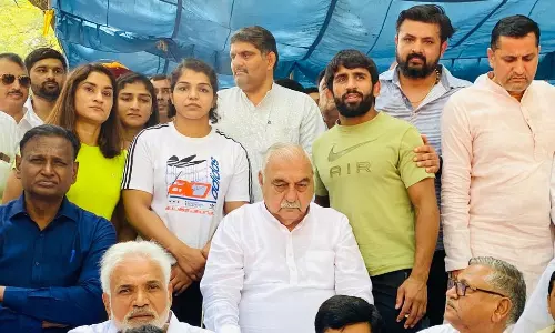 Wrestlers Protest: पहलवानों के प्रदर्शन ने लिया राजनीतिक रंग, पहलवानों के समर्थन में नेता और किसान Wrestlers Protest: पहलवानों के प्रदर्शन ने लिया राजनीतिक रंग, पहलवानों के समर्थन में नेता और किसान