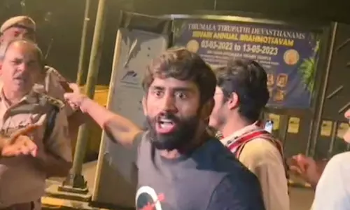 Wrestlers Protest: जंतर-मंतर पर प्रदर्शन कर रहे पहलवानों से पुलिस ने बदसलूकी और मारपीट की Wrestlers Protest: जंतर-मंतर पर प्रदर्शन कर रहे पहलवानों से पुलिस ने बदसलूकी और मारपीट की