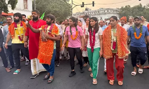 Wrestlers Protest: प्रदर्शनकारी पहलवानों ने हनुमान मंदिर तक मार्च किया Wrestlers Protest: प्रदर्शनकारी पहलवानों ने हनुमान मंदिर तक मार्च किया