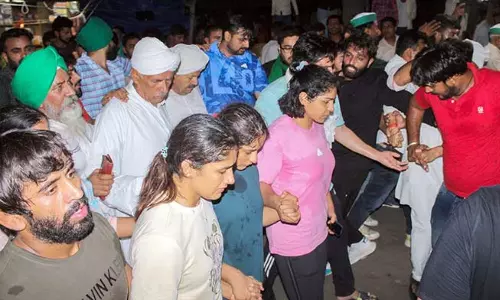 Wrestlers Protest: हरिद्वार से वापस लौटे पहलवान, नरेश टिकैत ने मेडल गंगा में बहाने से रोका, 5 दिन का समय मांगा Wrestlers Protest: हरिद्वार से वापस लौटे पहलवान, नरेश टिकैत ने मेडल गंगा में बहाने से रोका, 5 दिन का समय मांगा