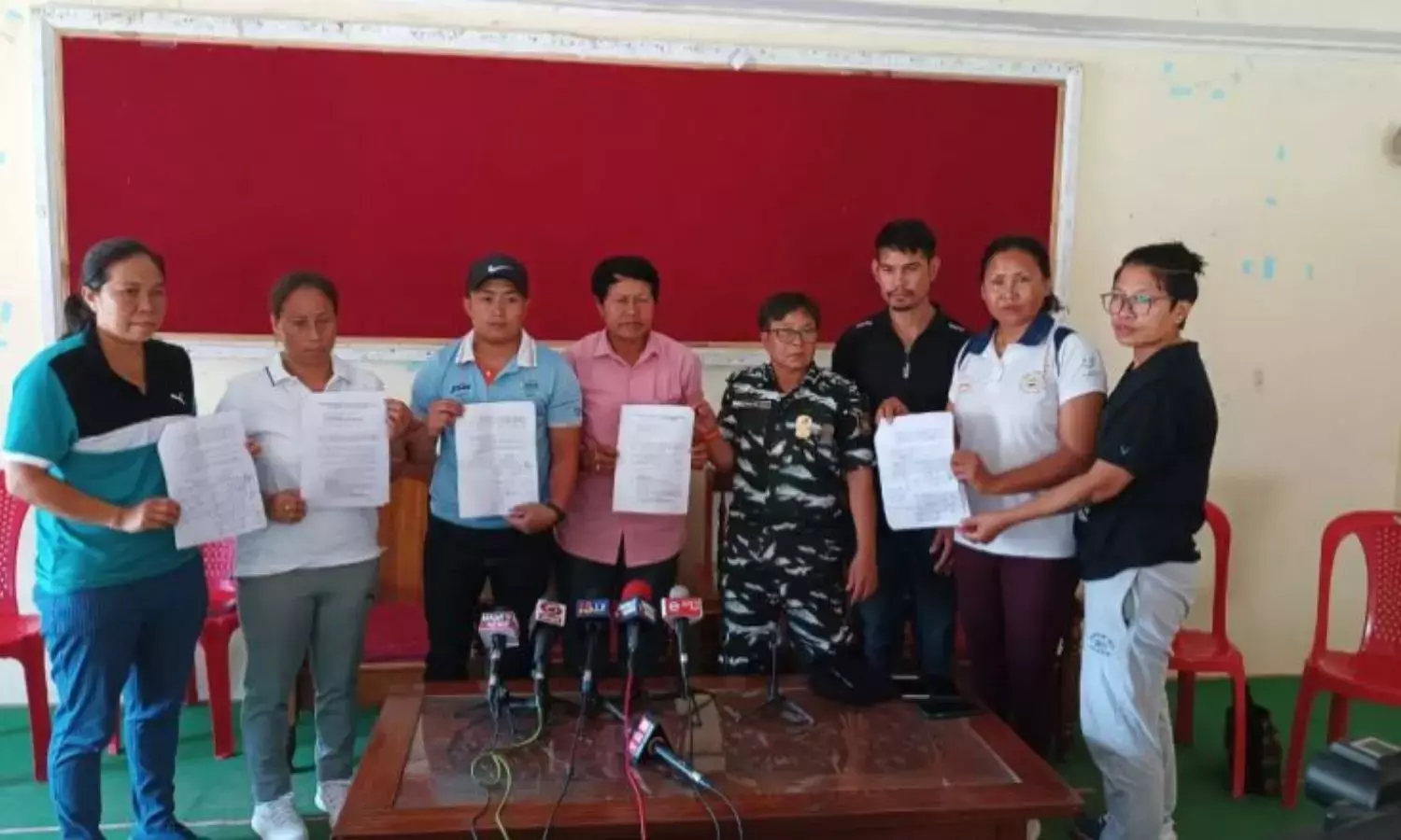 मणिपुर हिंसा: मीराबाई चानू समेत 11 एथलीटों ने लिखा सरकार को पत्र, पदक लौटाने की चेतावनी मणिपुर हिंसा: मीराबाई चानू समेत 11 एथलीटों ने लिखा सरकार को पत्र, पदक लौटाने की चेतावनी